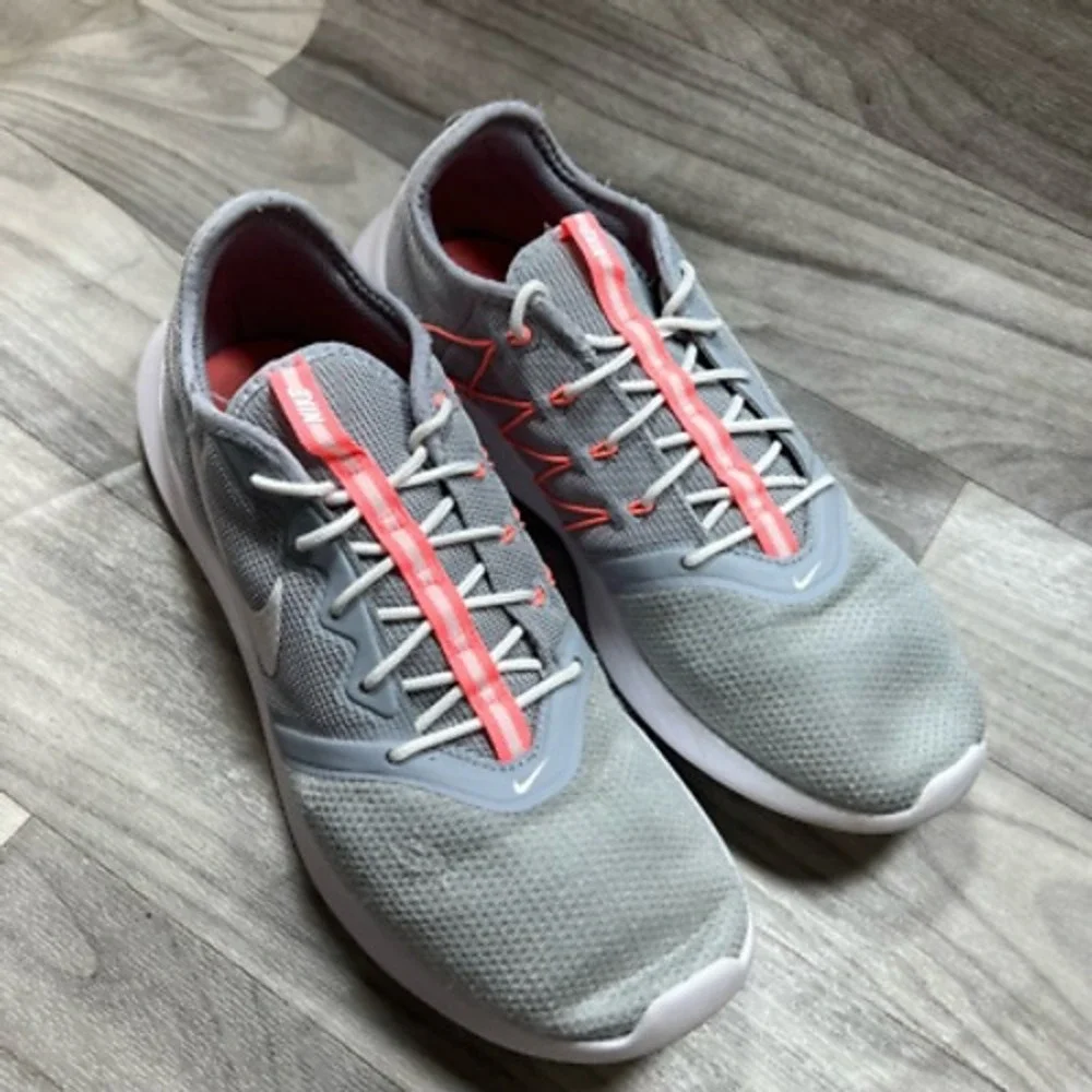 Nike Womens VTR Sneakers Gray Coral AT4345-005 Mesh Lace Up Cushioned Ribbon 11M